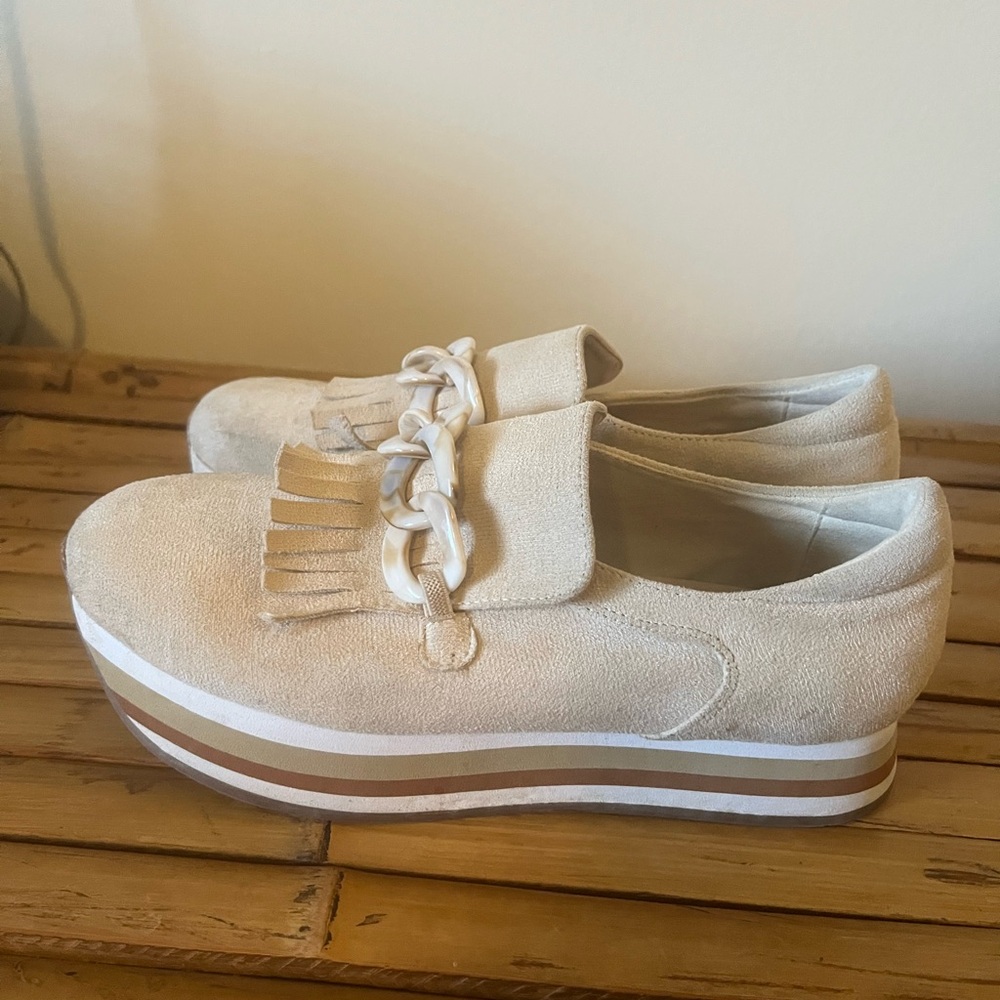 Cute loafers by Matisse - ivory - size 7